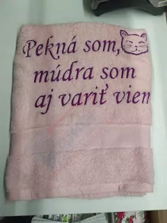 Osuška s nápisom Pekná som, múdra som aj variť viem 