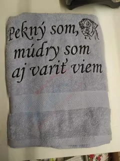 Osuška s nápisom Pekný som, múdry som aj variť viem