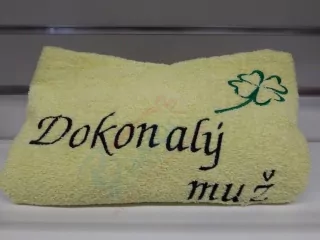 Osuška s nápisom Dokonalý muž