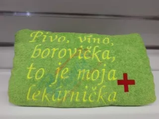 Osuška s nápisom Pivo,víno,borovička to je moja lekárnička