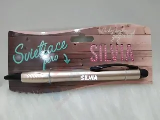 Svietiace pero Silvia