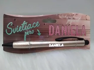 Svietiace pero Daniela