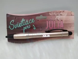 Svietiace pero Júlia
