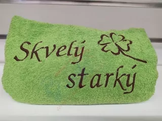 Osuška s nápisom Skvelý starký