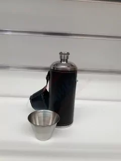 Ploskačka v koženom obale