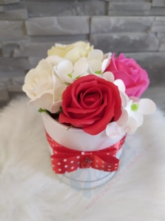 Mydlový flower box mix s červenou mašľou