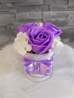 Mydlový flower box mix s fialovou mašľou menší