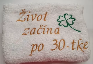 Osuška s nápisom Život začína po 30.tke