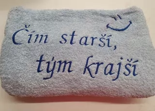 Osuška s nápisom Čím starší , tým krajší 