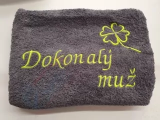 Osuška s nápisom Dokonalý muž 