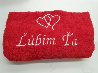 Osuška s nápisom ĽÚBIM ŤA 