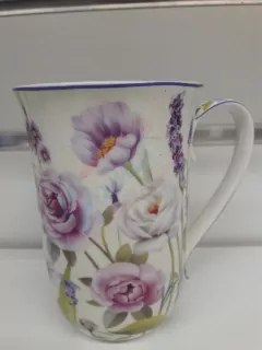 Porcelánový hrnček s kvetinovým vzorom