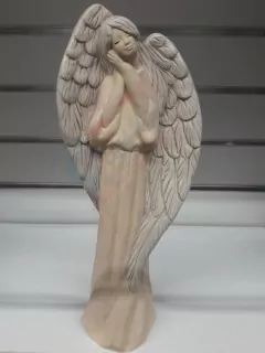 Anjel spiaci v oranžových šatách