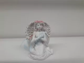 Anjelik - víla s prekríženými rukami