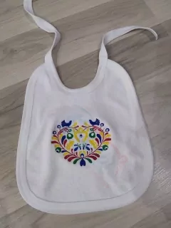 Vyšívaný podbradník s folklórnym vzorom