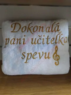 Osuška s nápisom Dokonalá pani učiteľka spevu