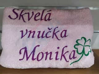 Osuška s nápisom Skvelá vnučka Monika