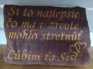 Osuška s nápisom Si to najlepšie čo ma v živote stretlo, ľúbim ťa Sisi