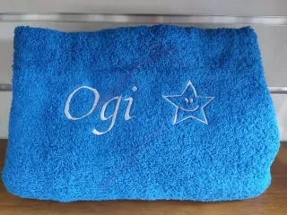 Osuška s nápisom Ogi