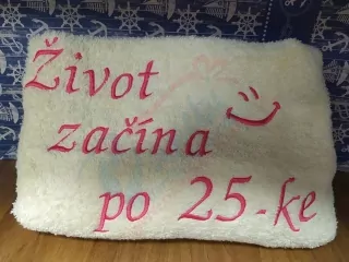 Osuška s nápisom Život začína po 25-ke