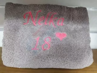 Osuška s nápisom Nelka 18
