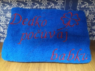 Osuška s nápisom Dedko počúvaj babku