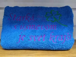 Osuška s nápisom Starká s úsmevom je svet krajší