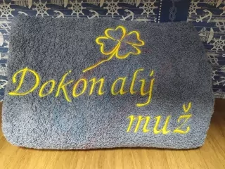 Osuška s nápisom Dokonalý muž