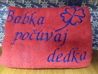 Osuška s nápisom Babka počúvaj dedka