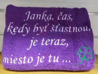 Osuška s nápisom Janka, čas kedy byť šťastnou je teraz, miesto je tu...