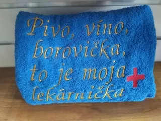 Osuška s nápisom Pivo, víno, borovička, to je moja lekárnička