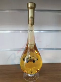 Víno s figúrkou auta