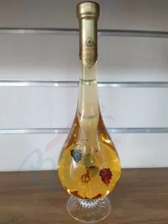 Víno s figúrkou viniča
