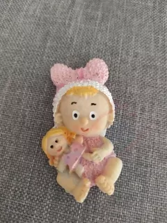 Nalepovacia dekorácia - dievčatko s bábikou