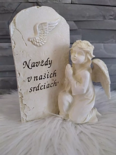 xAnjelik pri pomníku
