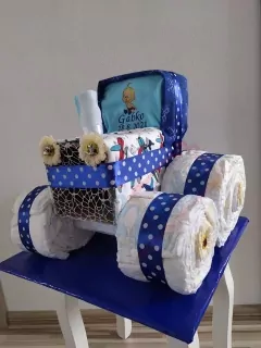 Plienkova torta - traktor s vyšívanými podbradníčkami - plienky veľkosť 4