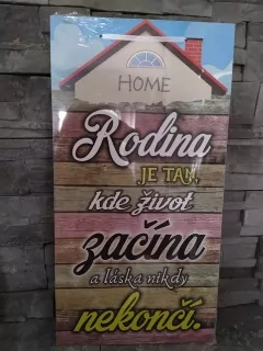 Drevená tabuľa s nápisom RODINA