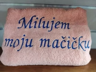 Osuška s nápisom Milujem moju mačičku