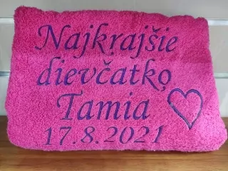 Osuška s nápisom Najkrajšie dievčatko Tamia + dátum narodenia